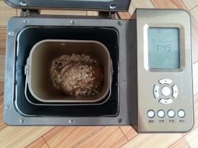 面团里放入一部分早餐谷物继续和面2分钟