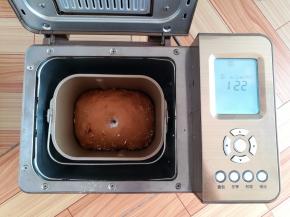 发酵25分钟后，用手指沾面粉在面团上戳洞，基本上不回缩就是发酵好了