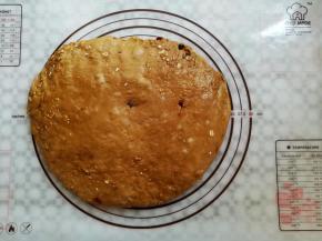 取出面团轻轻按压排气（面包机轻按启动键暂停十分钟，整形过程中面包机启动再次暂停）