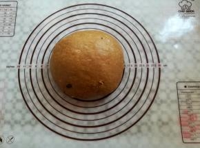 面团揉圆，盖上保鲜膜松弛15分钟