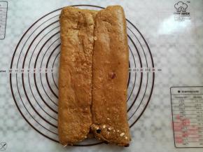 把面团擀成一个长的面皮，面团2边各四分之一处像中间折叠