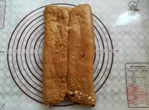 把面团擀成一个长的面皮，面团2边各四分之一处像中间折叠
