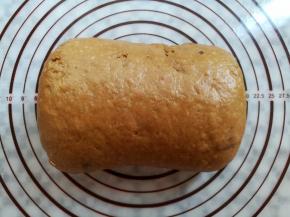 面团从上往下卷起来，收口朝下捏紧