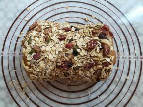 在面团上刷一层水，把早餐谷物粘到面团上