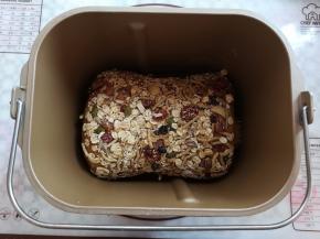 整个面团放入面包桶里，多余的谷物也放进面包桶里