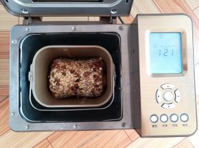 启动面包机，继续第二次发酵(如果面包没有发酵到理想位置，可以轻按暂停键延长发酵时间，每次十分钟)