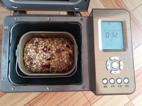 面团发酵到面包桶的8分满，选择烘烤，默认中色，时间32分钟