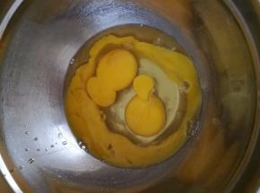 三个鸡蛋打到干净的盆中。