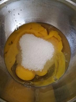 倒入全部的白砂糖和牛奶。