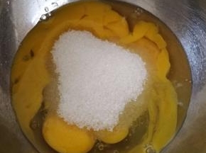 倒入全部的白砂糖和牛奶。