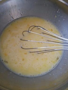 用手动打蛋器把鸡蛋打散，全部搅拌均匀。