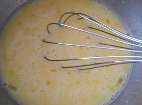 用手动打蛋器把鸡蛋打散，全部搅拌均匀。