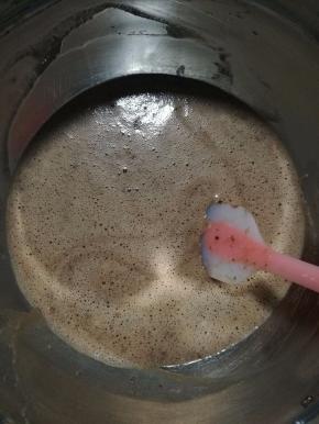 将面粉和液体搅拌均匀，有点小颗粒没关系。