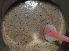 将面粉和液体搅拌均匀，有点小颗粒没关系。