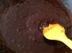 一定要不停地用硅胶刀搅拌，一直小火炒，边炒边用硅胶刀压碎没搅拌均匀的小颗粒。