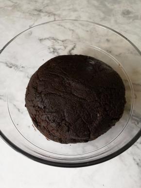 炒好的馅冷却后盖上保鲜膜冰箱冷藏1-2小时。