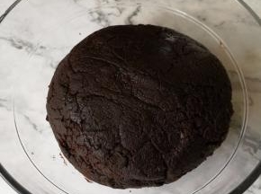 炒好的馅冷却后盖上保鲜膜冰箱冷藏1-2小时。