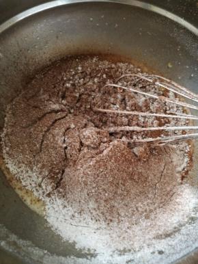 筛入混合好的低筋面粉、澄面和可可粉。