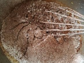 筛入混合好的低筋面粉、澄面和可可粉。