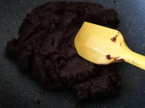 直到炒到不沾硅胶刀的状态，有点像炒豆沙那样的状态，不要炒太干了，细腻不沾硅胶刀就差不多好了。