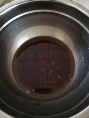 将花生油和巧克力酱倒入干净的盆中。