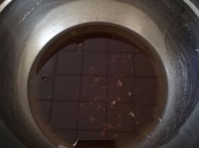 将花生油和巧克力酱倒入干净的盆中。