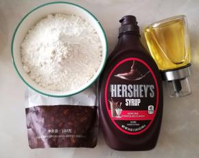 备好巧克力皮的所有材料，因为巧克力皮不用松弛，所以等馅冷藏好再动手做。