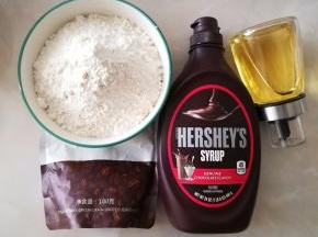 备好巧克力皮的所有材料，因为巧克力皮不用松弛，所以等馅冷藏好再动手做。