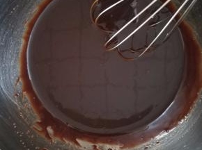 用手动打蛋器充分搅拌均匀。