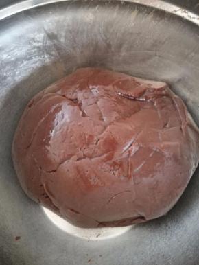 用硅胶刀翻拌成光滑的面团。