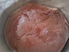 用硅胶刀翻拌成光滑的面团。