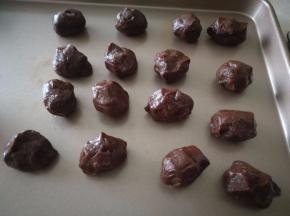 将巧克力馅和巧克力皮称重，每个25克，大概能做30个。