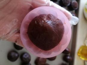 滚圆的面团放入月饼模具中。