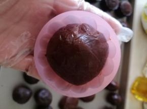 滚圆的面团放入月饼模具中。