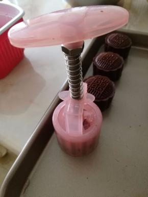 在烤盘上按压除月饼形状，从模具中推出来。