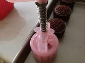 在烤盘上按压除月饼形状，从模具中推出来。