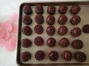 将全部的月饼都做好。烤箱上下火180度预热十分钟。