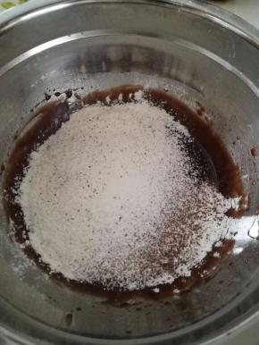 筛入中筋面粉和可可粉。