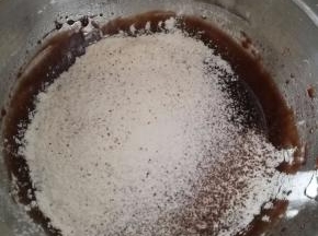 筛入中筋面粉和可可粉。