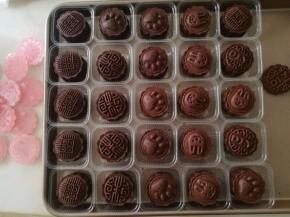 烤好的月饼晾凉后密封保存，等待两天回油后味道会更好，但是自己做得无添加，最低一个礼拜内要吃完哦。