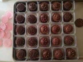 烤好的月饼晾凉后密封保存，等待两天回油后味道会更好，但是自己做得无添加，最低一个礼拜内要吃完哦。