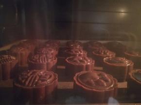 月饼烤前用小喷壶喷点水，上下火180度烤20分钟，中途是不用刷蛋黄也不用盖锡纸的。