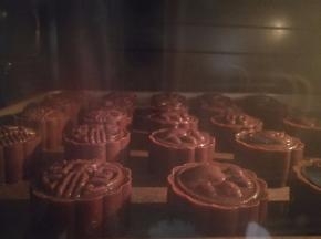 月饼烤前用小喷壶喷点水，上下火180度烤20分钟，中途是不用刷蛋黄也不用盖锡纸的。