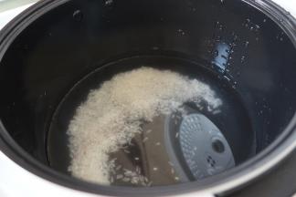 将米放入电饭锅内胆，加入水