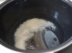 将米放入电饭锅内胆，加入水