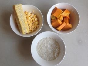 准备所有食材，南瓜切小块，玉米刨粒，留玉米芯，大米淘洗干净