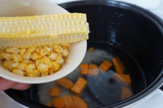 玉米芯和玉米粒同时放入