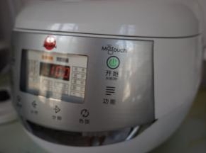 选择煮粥键，一个小时。不同锅具烹饪时间不同