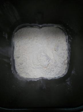 把所有材料按照液体先放，糖和盐对角线放，再放面粉，最上面是酵母，起动和面程序揉成光滑的面团