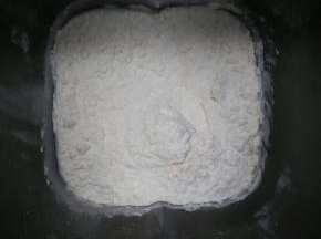 把所有材料按照液体先放，糖和盐对角线放，再放面粉，最上面是酵母，起动和面程序揉成光滑的面团